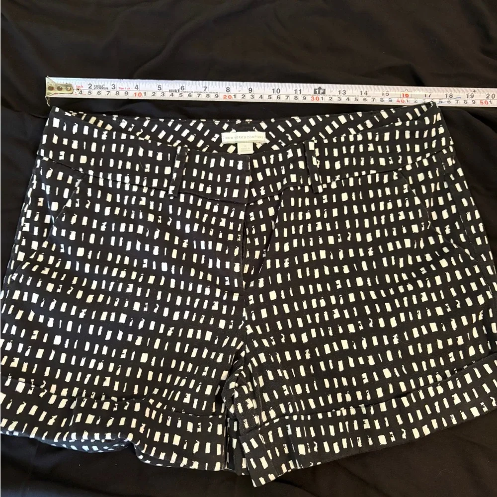 New York & Company Black and White Patterned Women’s Shorts - Picture 7 of 11